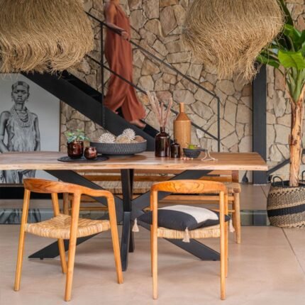 Table à manger en bois massif PRITI 180x90cm et pied en forme d'étoile