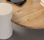 Table basse ronde Dalva en bois d’acacia et pieds effet béton - Image 7