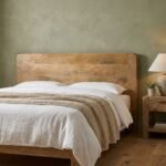 Tête de lit en manguier pour lit (80,5 x 160 cm) Reichel – Description SEO La tête de lit en manguier Reichel (80,5 x 160 cm) est une pièce élégante et naturelle, idéale pour apporter charme et authenticité à votre chambre. Fabriquée en bois de manguier massif, elle se distingue par sa solidité, sa texture chaleureuse et son style intemporel. Grâce à son design épuré et raffiné, cette tête de lit en bois s’intègre facilement dans différents univers décoratifs : chambre moderne, style bohème, ambiance rustique ou décoration scandinave. Tête de lit en manguier pour lit Son format de 160 cm de large convient parfaitement aux lits doubles, créant un point focal harmonieux derrière votre lit. Sa finition soignée met en valeur les nuances naturelles du manguier, un matériau vivant qui présente des variations uniques de veinage, de teintes et de reflets. Ces particularités naturelles font de chaque pièce un modèle distinct, renforçant le caractère authentique de la collection Reichel. Tête de lit en manguier pour lit Pratique et fonctionnelle, cette tête de lit offre un excellent support pour vos moments de lecture, de détente ou de repos. Il suffit de l'installer contre le mur à l’aide des fixations incluses. Pour garantir une sécurité optimale, il est recommandé de vérifier le type de mur et, si nécessaire, de consulter un spécialiste pour choisir les fixations adaptées. Facile d’entretien, un simple chiffon sec suffit pour préserver sa beauté. Évitez les produits chimiques afin de protéger le bois naturel. La Tête de Lit Reichel est le choix parfait pour ceux qui recherchent un meuble durable, esthétique et respectueux des matériaux naturels. Elle sublime instantanément l’ambiance d’une chambre et s’associe harmonieusement aux autres meubles de la Collection Reichel. Tête de lit en manguier pour lit