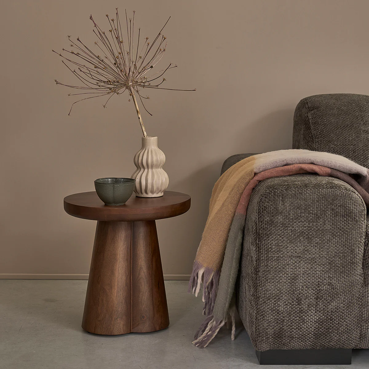table de salon ronde en bois de manguier massif - Image 5